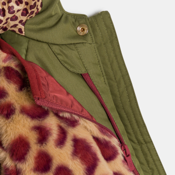 سترة ببطانة سترة قابلة للفصل، اللون أخضر كاكي، عليها صورة فهد، للطفلة الصغيرة